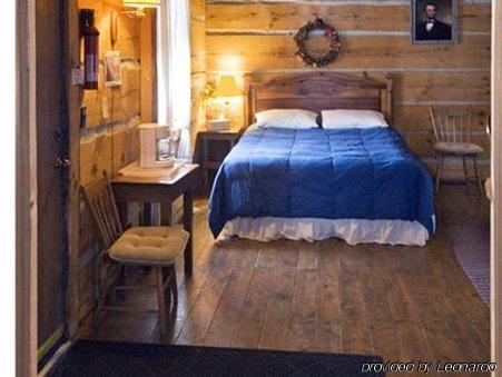Galena Log Cabin Getaway Room photo