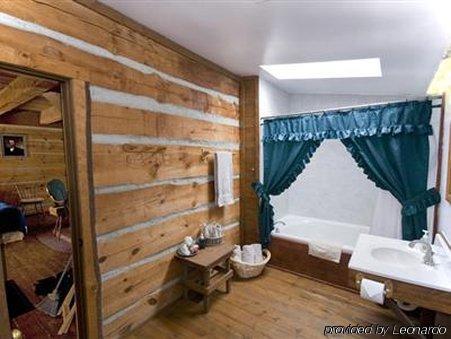 Galena Log Cabin Getaway Room photo